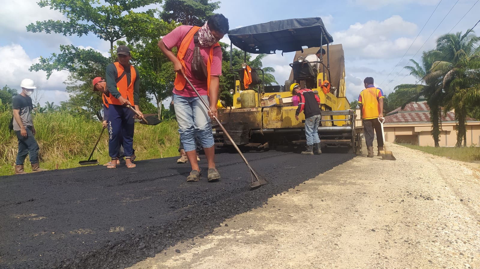 Akhirnya Mulus, Jalan Utama Desa Makmur Kini Diaspal, Warga Lega Akses Ekonomi Semakin Lancar